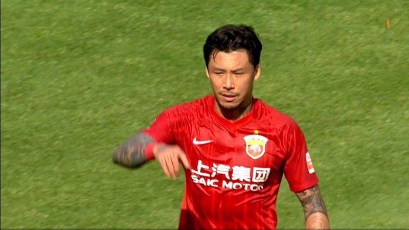 ——5分领跑，这是本赛季的决定性时刻吗？我认为你必须专注于每一场比赛，就像上赛季阿森纳曾经领先8分一样，现在有我这样的新球员加入，并且我们这些新球员也在适应和学习，这个联赛有很多强队，任何事情都可能发生，重点在于我们自己，不用去担心其他人。